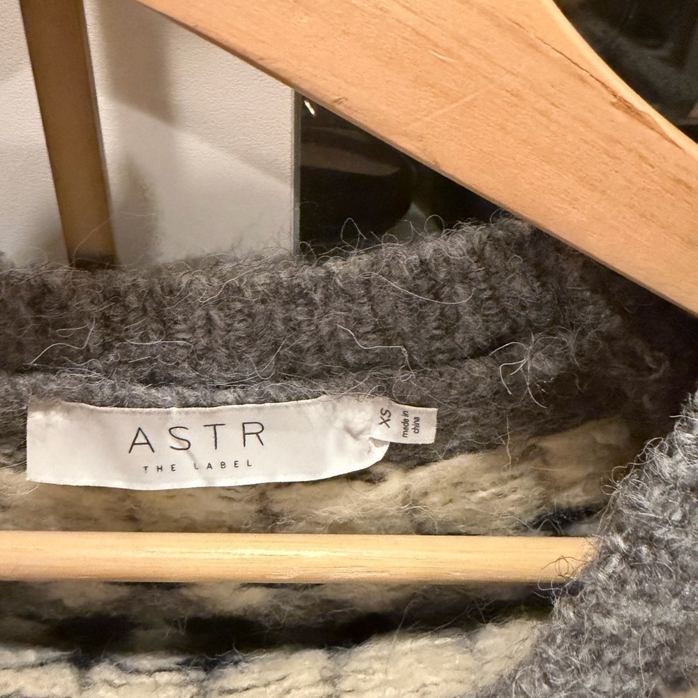 Astr Gray and Cream Feyre Fair Isle Sweater - Picture 4 of 7